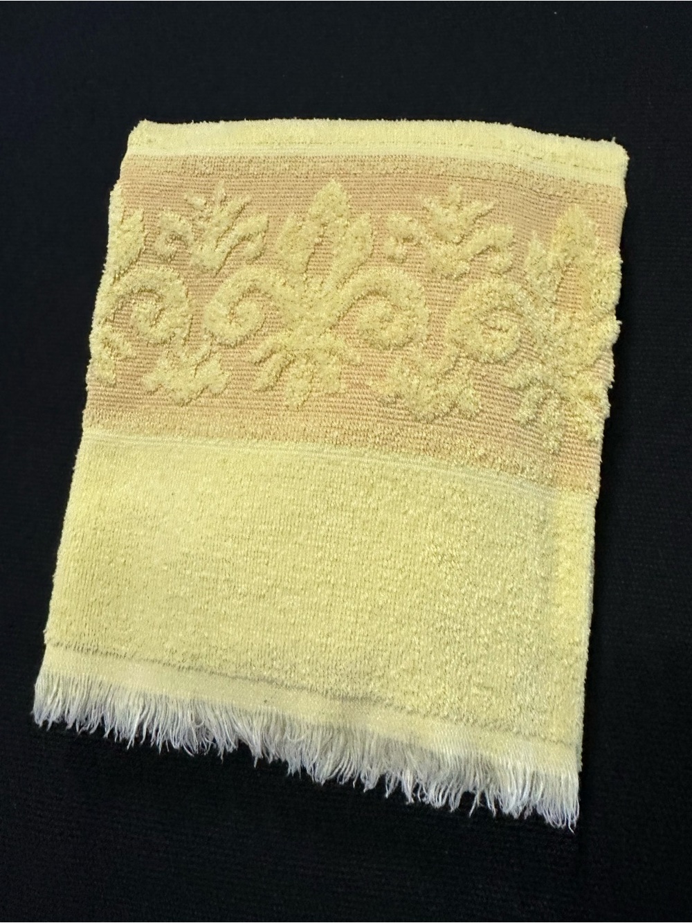 Vintage Cannon Monticello Santa Cruz sunny maze yellow sculpted bath towel